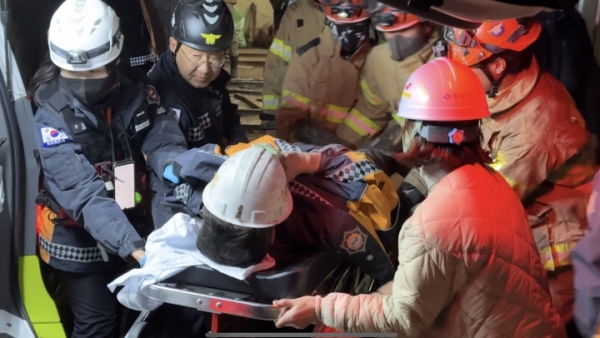 김진호 기자 = 경북 봉화군 아연 광산 매몰사고 현장에서 구조대가 매몰자들을 구조해 이송하고 있다. (사진=경북소방본부