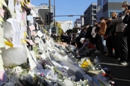 5일 서울 용산구 이태원역에 마련된 이태원 참사 추모공간을 찾은 시민들이 희생자들을 추모하고 있다. 