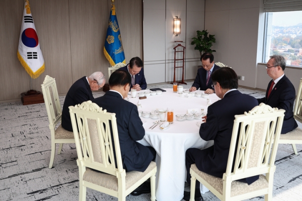 윤석열 대통령이 8일 오후 서울 용산 대통령실 청사에서 열린 기독교계 원로 오찬 간담회에서 기도하고 있다. 